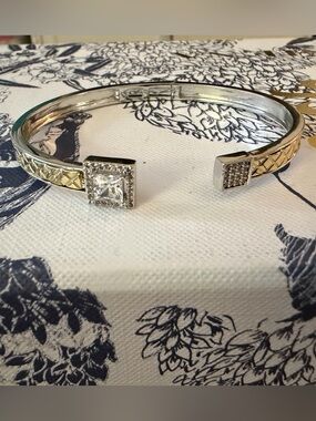 TWO-TONE STATEMENT CUFF BRACELET ✨💎
This bracelet is SO good, so chic!